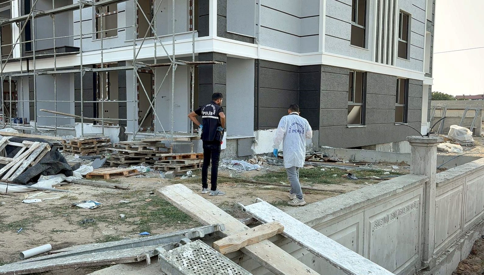 insaat iscisi boya yaparken 4 kattan duserek can verdi JRhlAT2I