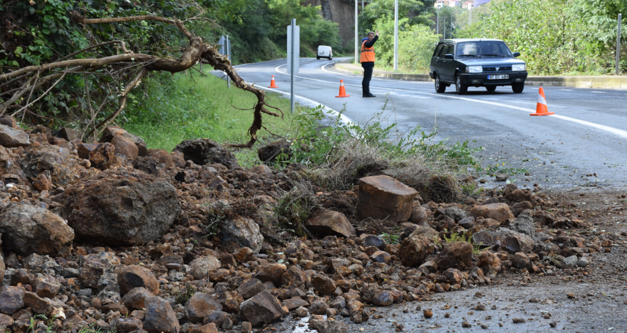 trabzonda toprak kaymasi 1NsaGHMx