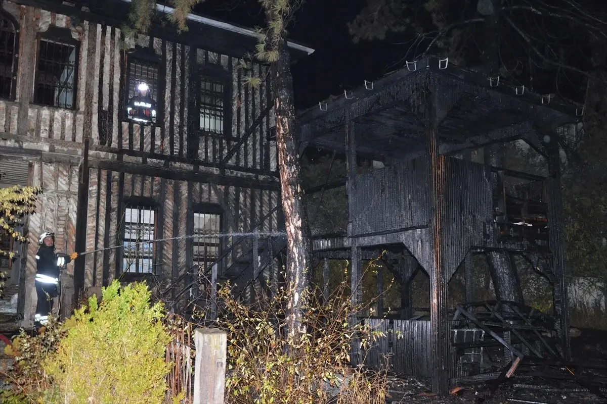 ataturkun havzadaki konaginda yangin cikti PK2Xsxgz