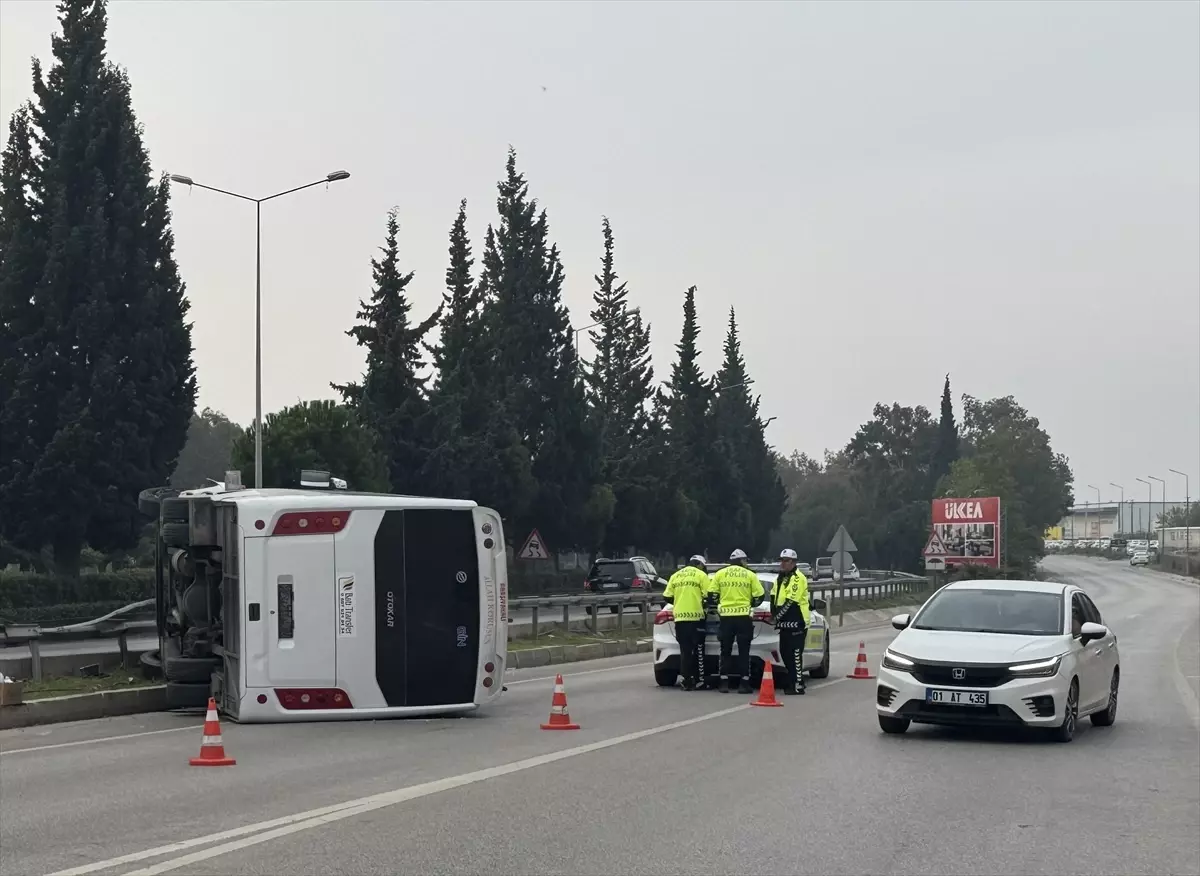 gaziemirde midibus devrildi 5 yarali IXLOBEu9.jpg