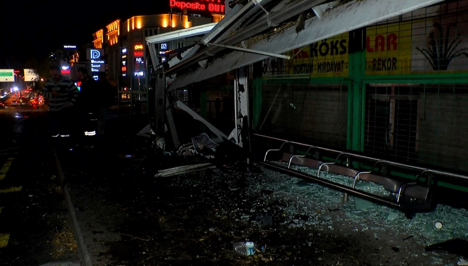 otomobil duraga daldi agac faciayi engelledi 1 yarali PjEedJ4d.jpg