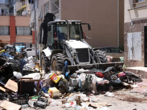 Mersin’de Bir Evde Tonlarca Çöp Temizlendi
