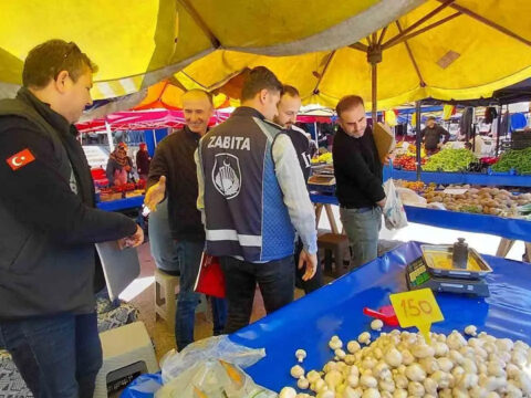 Mudurnu’da Zabıta Ekipleri Pazar Tezgahlarında Denetim Gerçekleştirdi