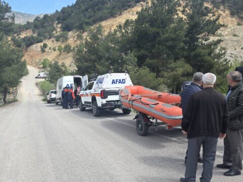 Sivas’ta Trafik Kazası: Şok Sonrası Nehrin Akıntısına Kapılan Genç Kız Kayboldu